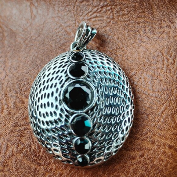 Stunning Pendant Silver Tone Base with Black Gradual Faceted Crystals on Top ~2' - Picture 4 of 9